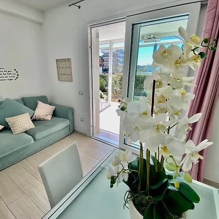 Al Mare Con Giardino, E Piscina アパート
