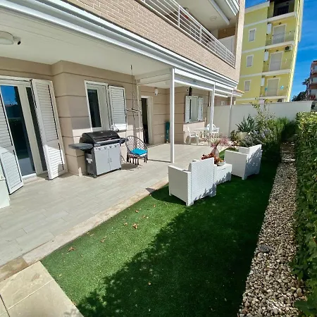 Apartment Al Mare Con Giardino, E Piscina Alba Adriatica