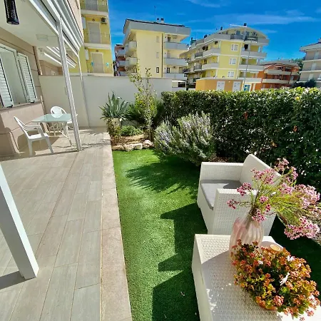 Al Mare Con Giardino, E Piscina Apartment