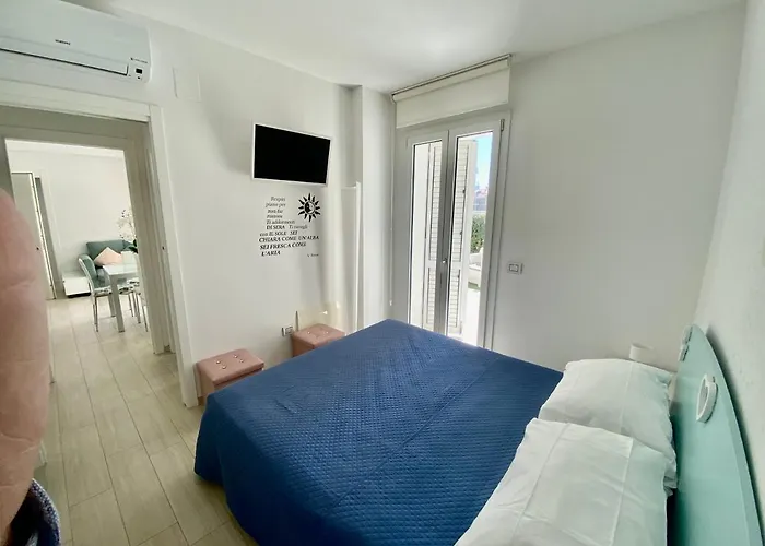 Al Mare Con Giardino, E Piscina アパート *