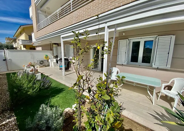 Al Mare Con Giardino, E Piscina アパート *